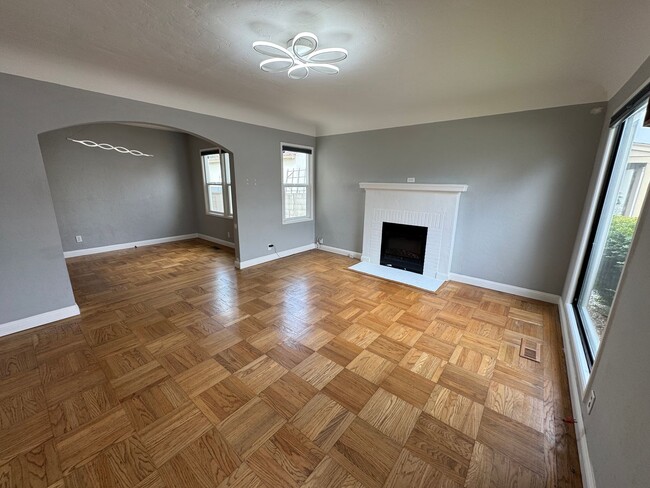 Building Photo - Charming 2-Bedroom Bungalow for Rent Near ...