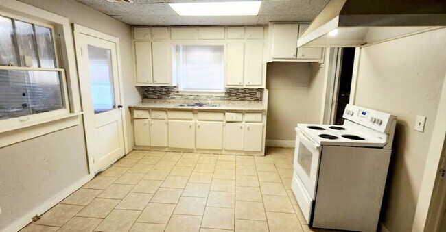 Building Photo - Spacious Four-Bedroom near Plaza District