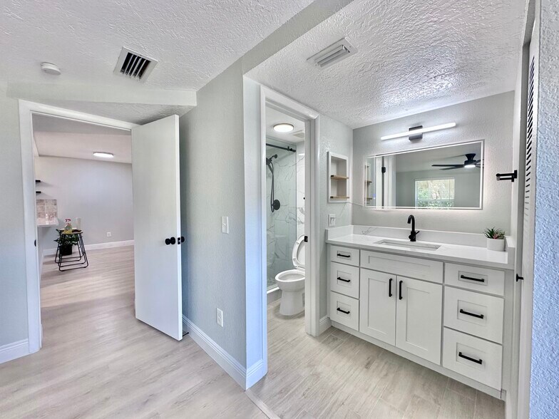 Master Washing Area - 4915 W McElroy Ave