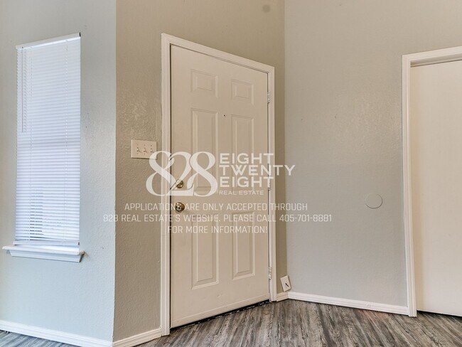 Building Photo - Now Touring & Available for Move in! 3 Bed/1.5 Bath Duplex in West Norman!