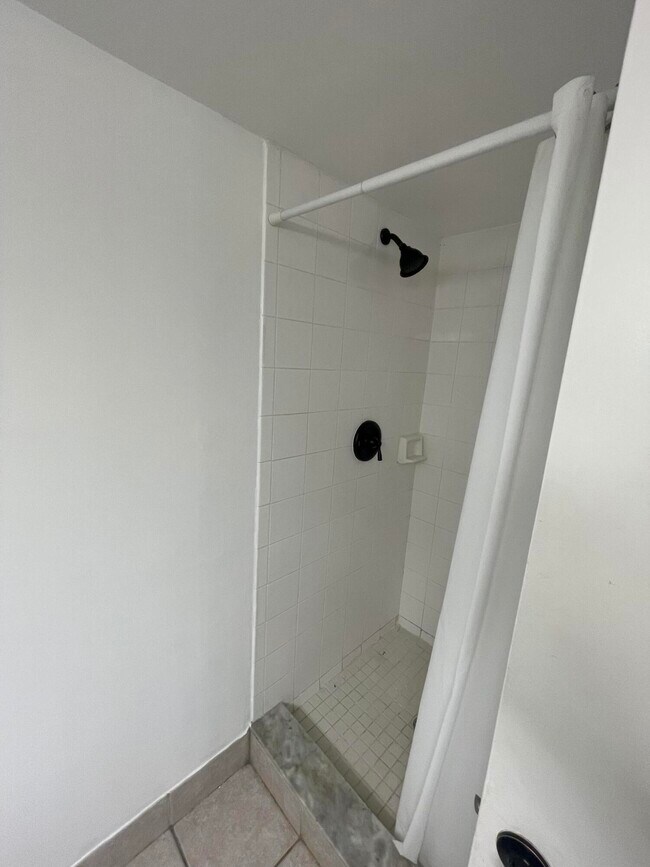 Building Photo - 400 Crestwood Ct N