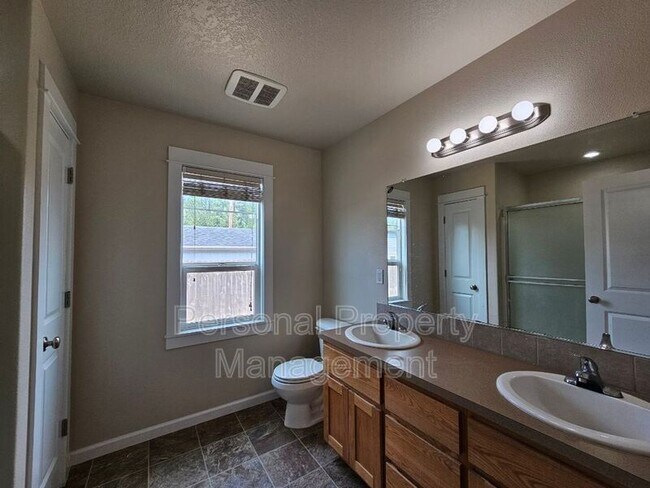 Building Photo - 11809 NE 26th Pl