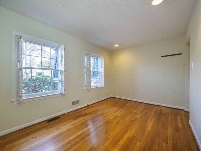 Building Photo - 2702 Navarre Dr