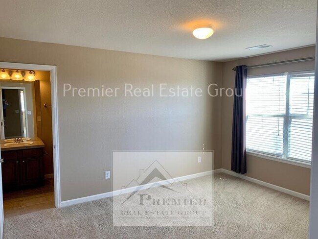 Building Photo - 5984 Revelstoke Dr