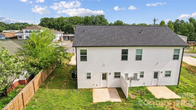 Building Photo - 816 Fairview St