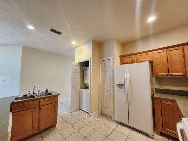 Building Photo - Beautiful 3 bedroom town home with wood fl...