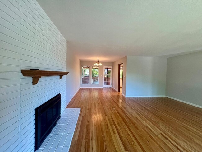 Building Photo - 1122 Viscaino Ave