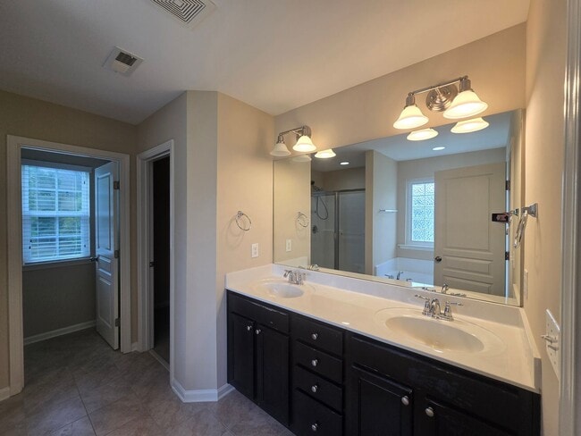 Building Photo - Spacious 4BR, 2.5BA Home with Screened Pat...