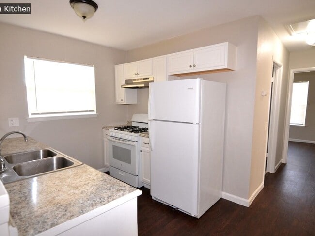 Building Photo - 5123 Vlg Gln Dr