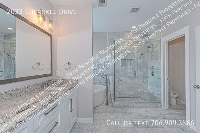 Building Photo - 2033 Cherokee Dr