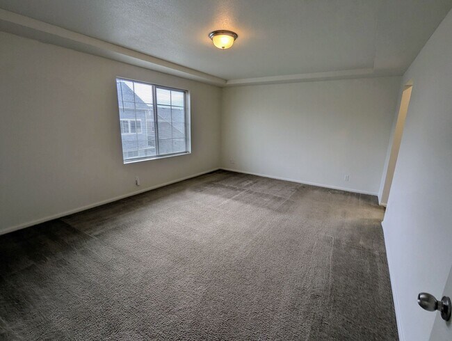 Building Photo - MASSIVE 4-BEDROOM, 3-BATHROOM HOME NEAR DI...