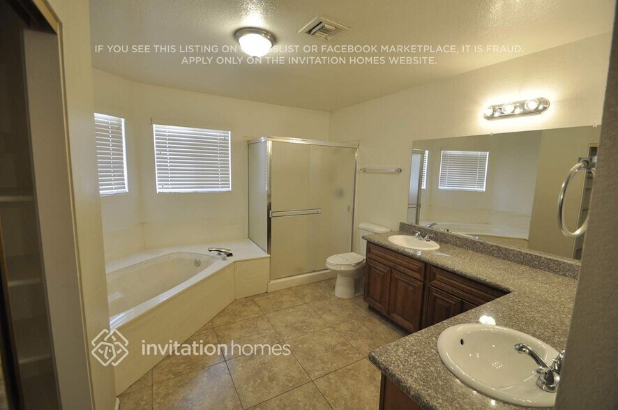 Building Photo - 10246 N 66th Ave