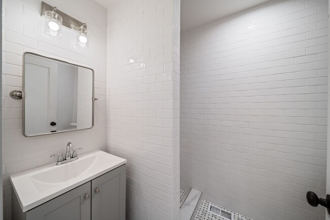 Building Photo - 1118 Garnett Pl