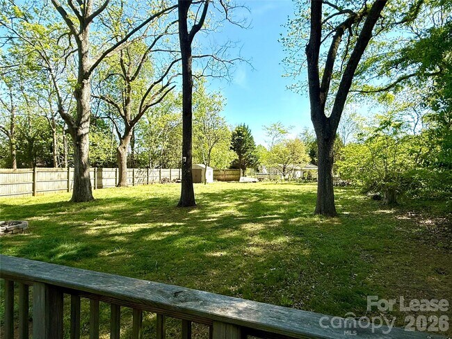 Building Photo - 910 Edgemont Ave