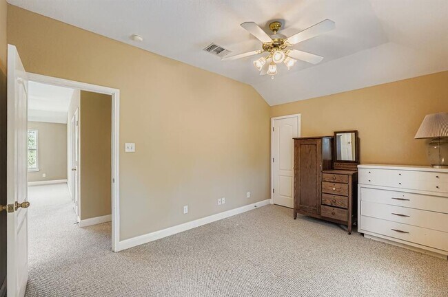Building Photo - 900 Wayside Dr