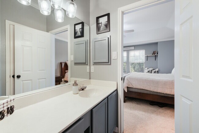 Building Photo - 1411 View Top