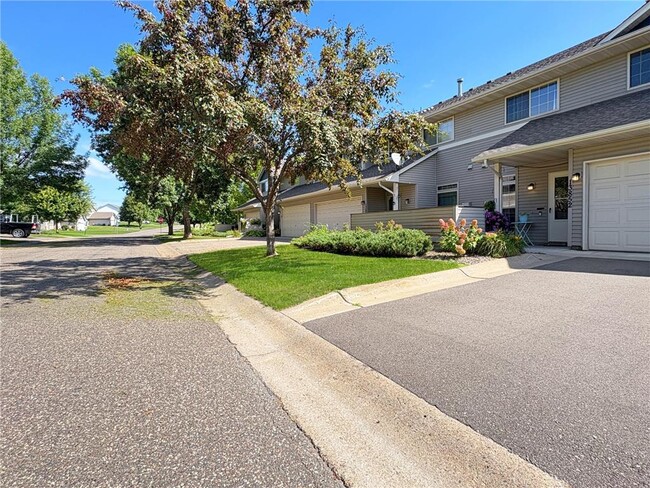Building Photo - 13852 Hyacinth Dr