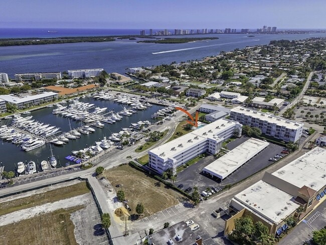 Building Photo - 907 Marina Dr