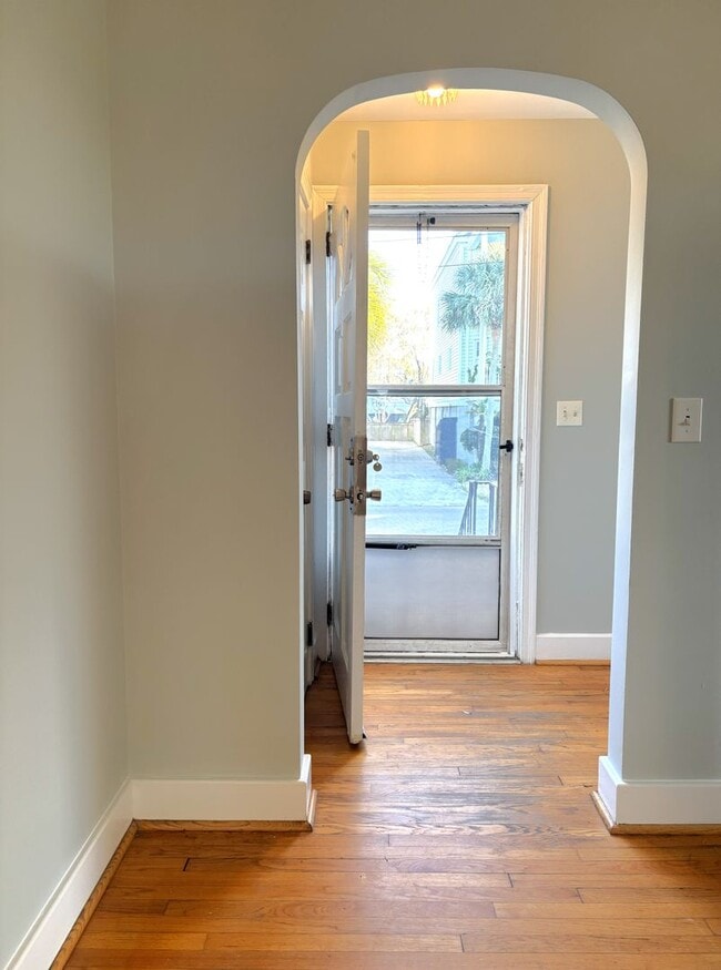 Building Photo - 2 Bedroom | 1 Bathroom Home – Downtown Charleston - Available NOW!