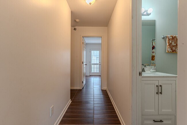 Building Photo - 2305 S Greenwood Dr