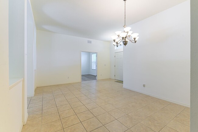Building Photo - 4 Bed / 3 Bath Unfurnished Family Home wit...