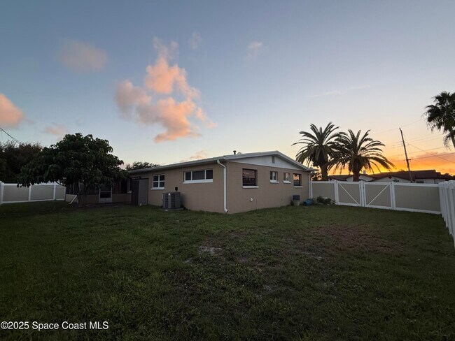 Building Photo - 1170 Molaki Dr