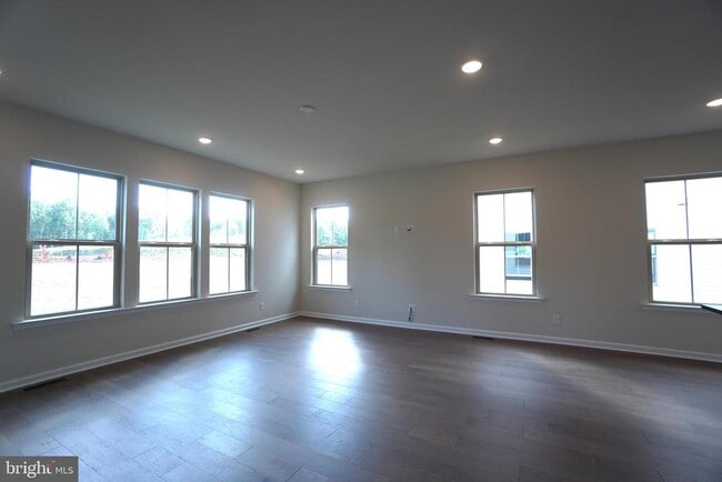 Building Photo - 612 America Dr