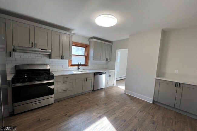 Building Photo - 16 Oxford St