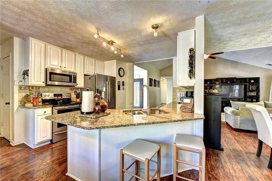 Building Photo - 3940 Piper Glen Dr NE