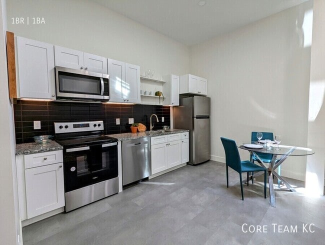 Building Photo - 3100 E Gillham Plaza