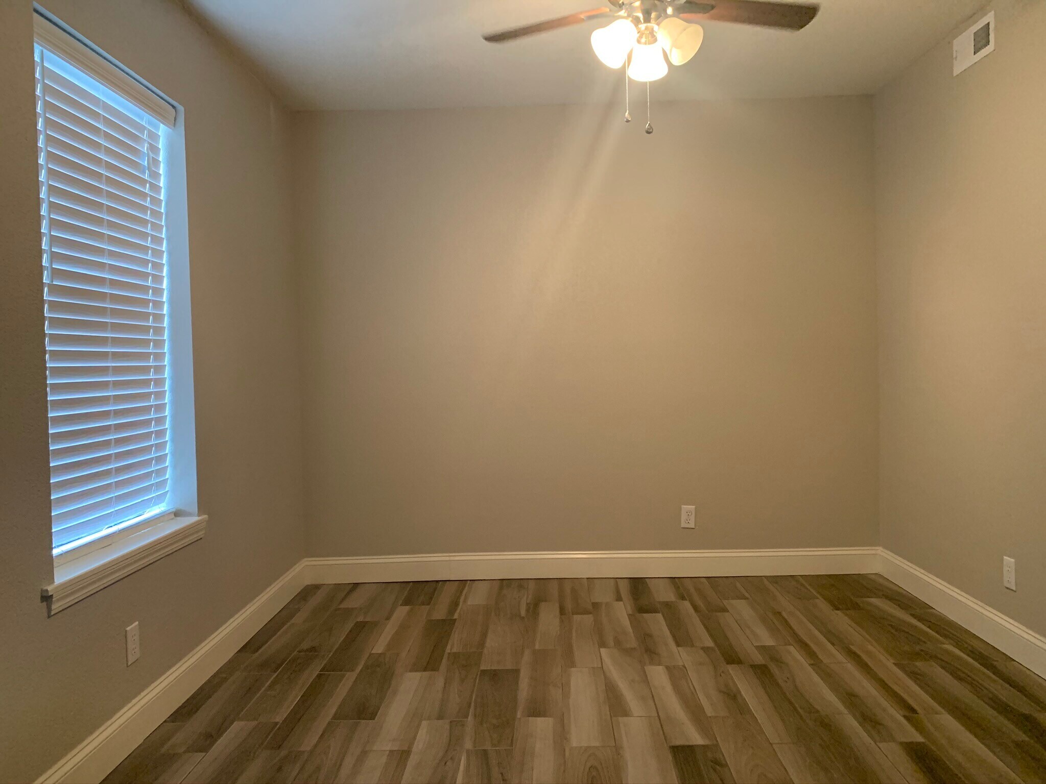 Building Photo - 820 Hardy Springs Cir