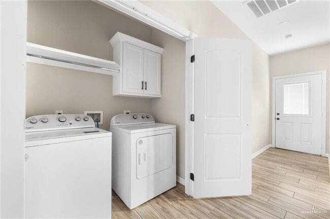 Building Photo - 9 W 5th St