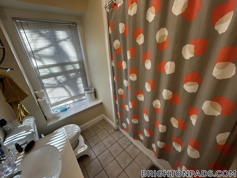 Building Photo - 14 Woodmont St