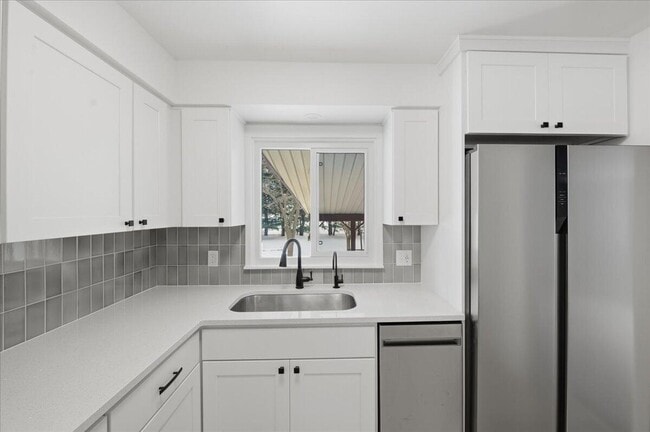 Building Photo - 6891 Somerset Dr