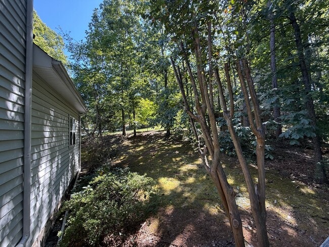 Building Photo - 1721 Honeysuckle Ln