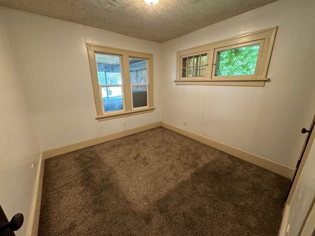 Building Photo - Updated 2-Bedroom, 1-Bathroom Home – $950/Month