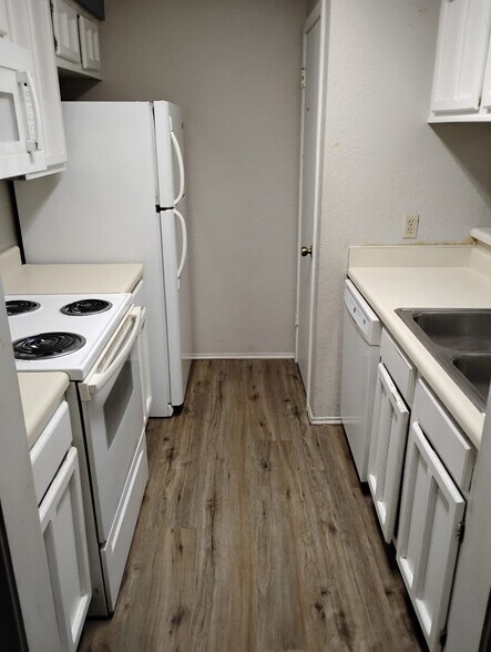 Kitchen - 1202 Thorpe Ln