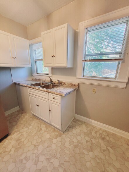 Building Photo - 1718 Pine Grove Ave