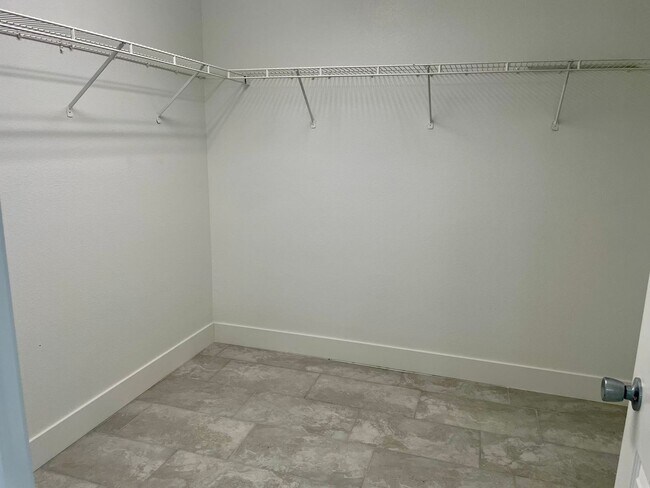 Building Photo - Fully Remodeled 3 bedroom Stallion Mountai...