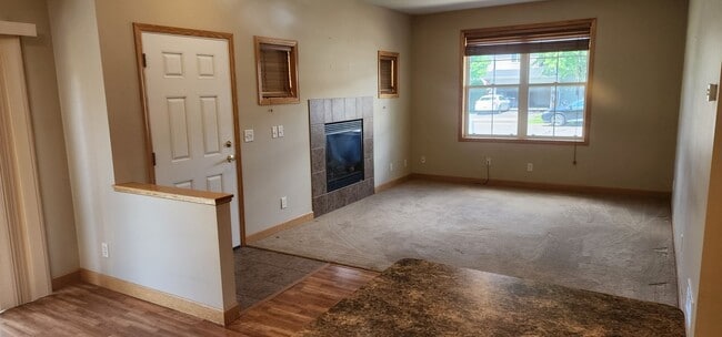 Building Photo - Beautiful 3 bedroom 3 bath End Unit Townhouse