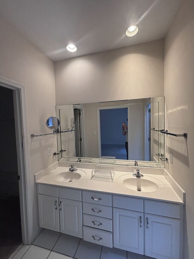 Building Photo - 2 Bed 2 Bath House for rent in time for the school year.