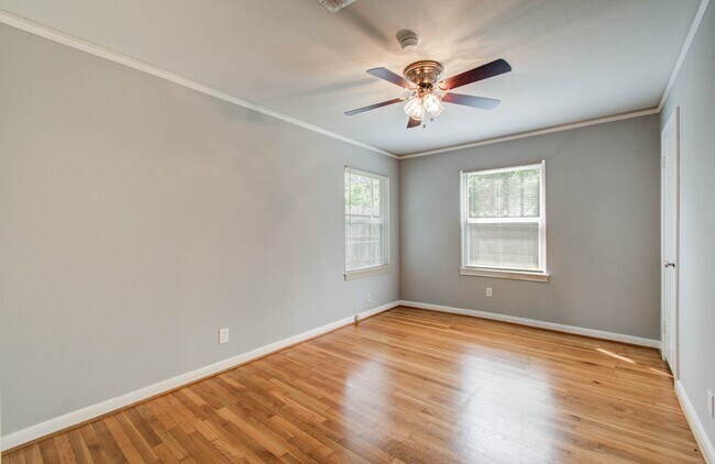 Building Photo - 5519 Huisache St