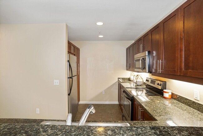 Building Photo - Gorgeous open, supersized 1/BR features a ...