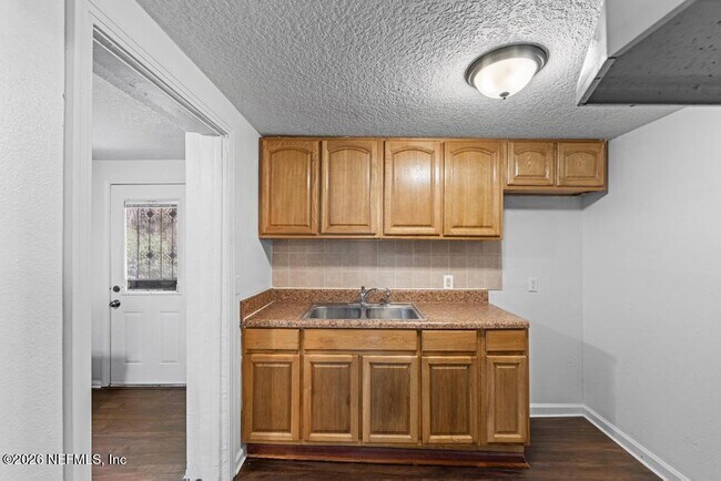 Building Photo - 1424 W 9th St