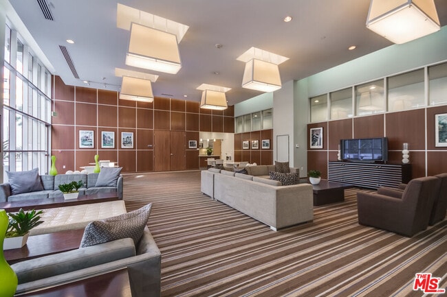 Building Photo - 801 S Grand Ave