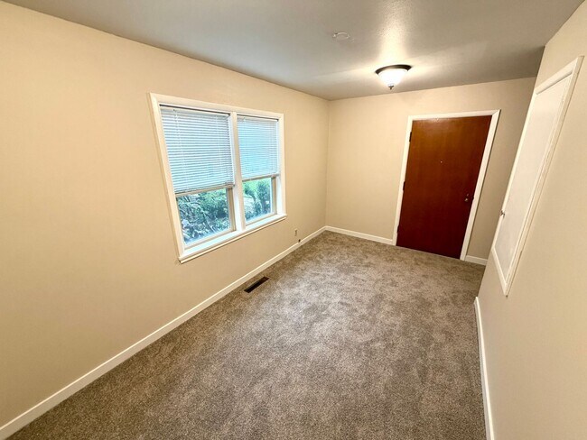 Building Photo - Desired Neighborhood! 3bd 1ba w/new flooring