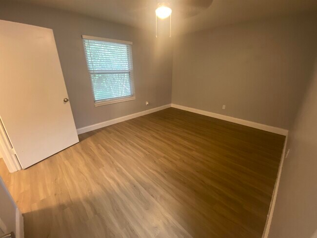 Building Photo - 1530 Live Oak Dr