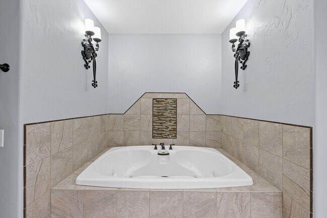 Building Photo - 5 Bedroom Dream Home!