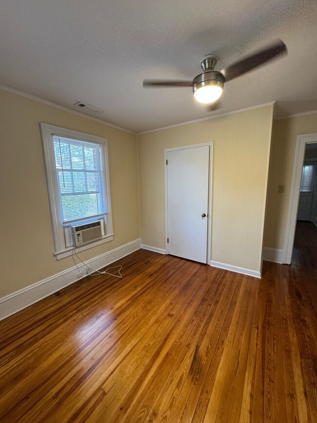 Building Photo - 1 Bedroom House on Oberlin Rd. in Raleigh