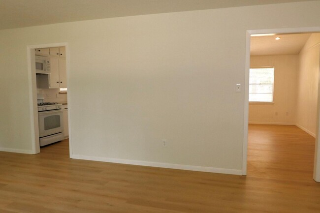 Building Photo - 109 Halo Dr